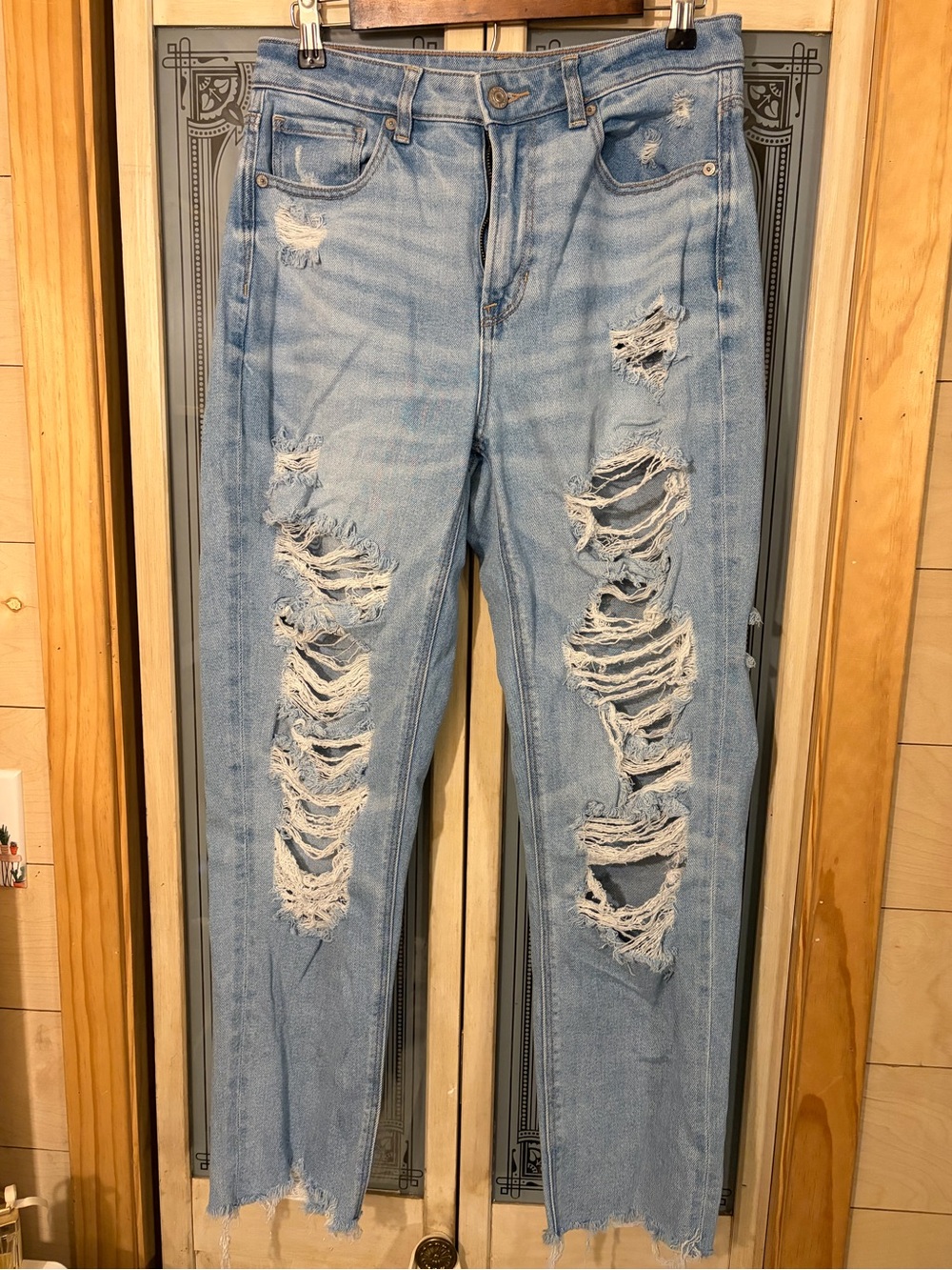 American Eagle Outfitters Women’s Light Wash Hi Rise Mom Jean